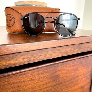 Matte black round ray bans